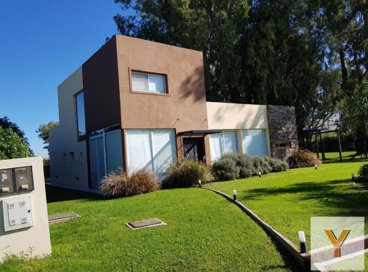 Casa · 178m² · 5 Ambientes · 2 Cocheras