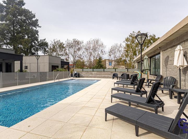 Casa · 450m² · 6 Ambientes · 5 Cocheras