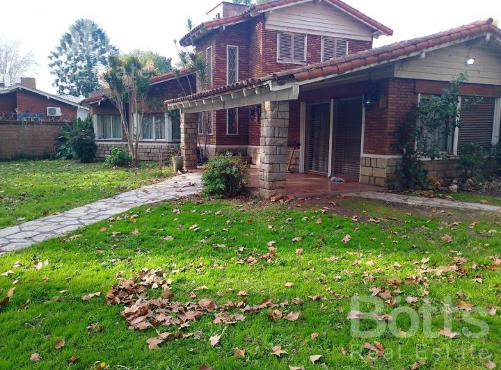 Casa · 340m² · 5 Ambientes · 2 Cocheras