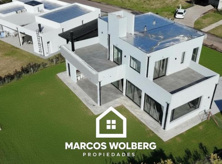Casa · 210m² · 5 Ambientes · 3 Cocheras