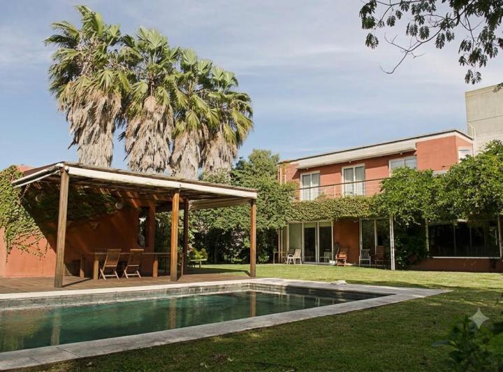 Casa · 425m² · 4 Dormitorios · 2 Cocheras