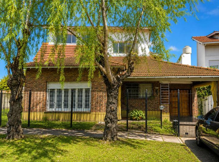 Casa · 350m² · 4 Dormitorios · 2 Cocheras