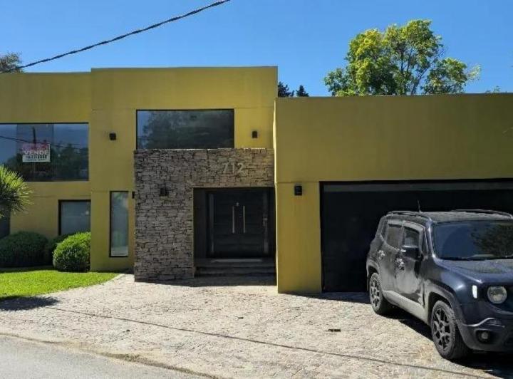 Casa · 300m² · 6 Ambientes · 2 Cocheras