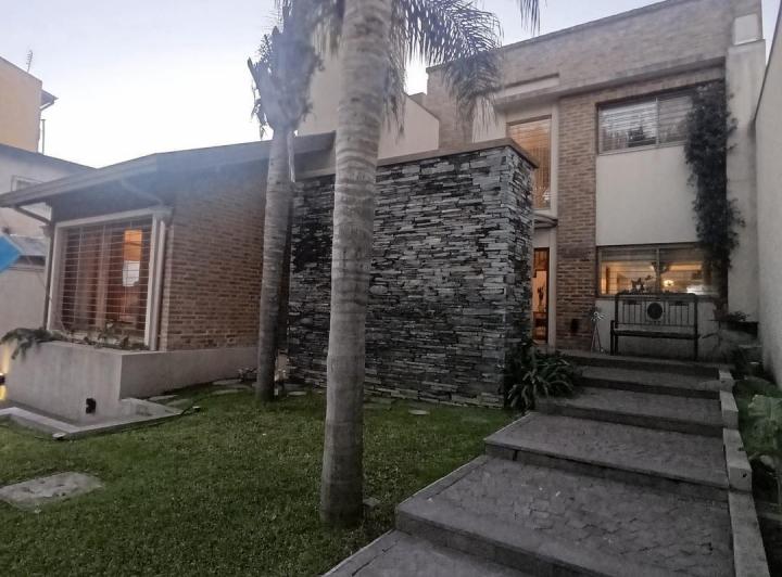 Casa · 330m² · 5 Ambientes · 6 Cocheras