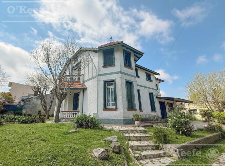Casa · 380m² · 8 Ambientes · 3 Cocheras