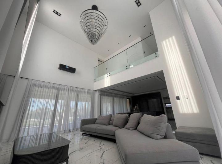 Casa · 230m² · 4 Ambientes · 4 Cocheras