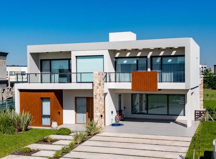 Casa · 300m² · 6 Ambientes · 3 Cocheras