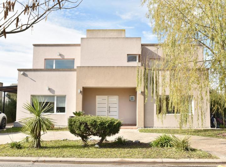 Casa · 340m² · 7 Ambientes · 3 Cocheras