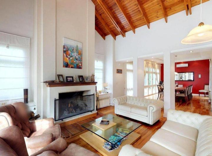 Casa · 430m² · 6 Ambientes · 4 Cocheras