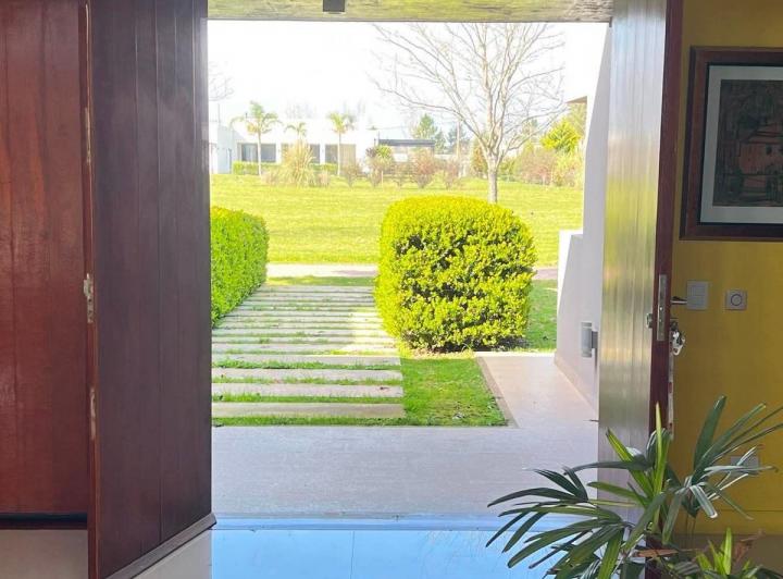 Casa · 450m² · 8 Ambientes · 4 Cocheras