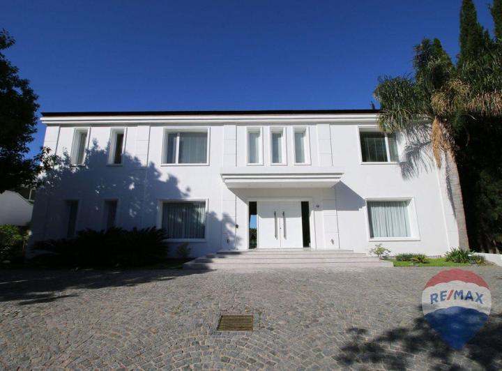 Casa · 890m² · 7 Ambientes · 3 Cocheras