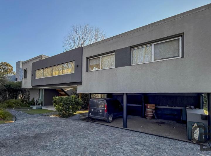 Casa · 280m² · 6 Ambientes · 4 Cocheras