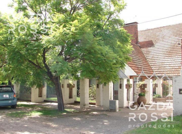 Casa · 900m² · 6 Ambientes · 1 Cochera