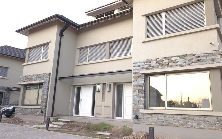 Casa · 220m² · 4 Ambientes · 2 Cocheras