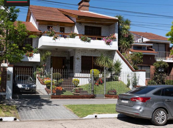 Casa · 300m² · 5 Ambientes · 3 Cocheras