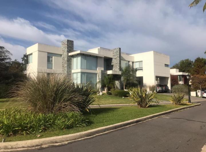 Casa · 590m² · 7 Ambientes · 2 Cocheras