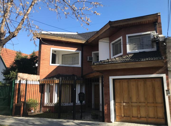 Casa · 210m² · 9 Ambientes · 1 Cochera