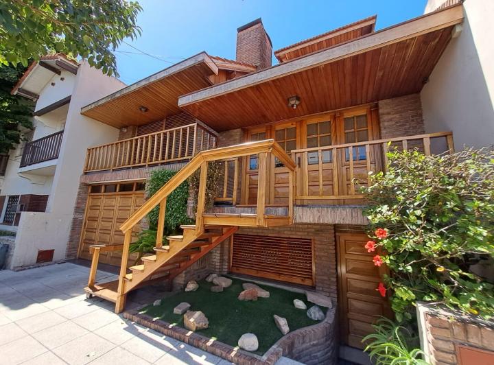 Casa · 230m² · 6 Ambientes · 3 Cocheras