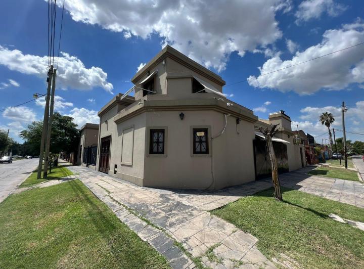 Casa · 180m² · 6 Ambientes · 2 Cocheras