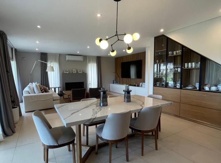 Casa · 300m² · 5 Ambientes · 1 Cochera