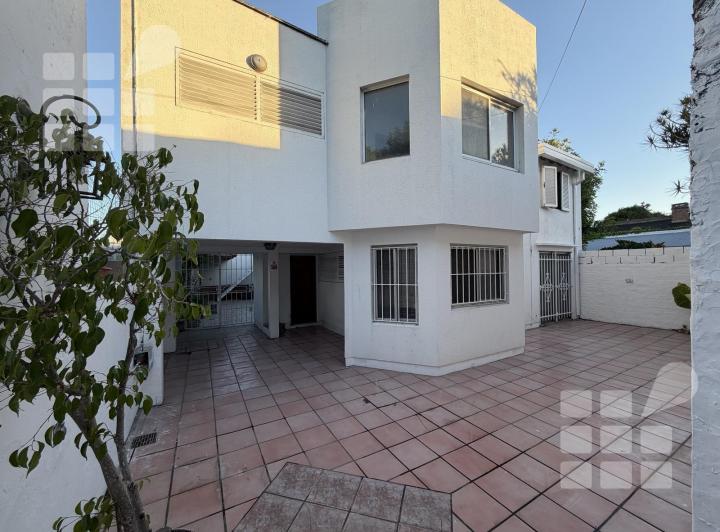 Casa · 275m² · 8 Ambientes · 3 Cocheras