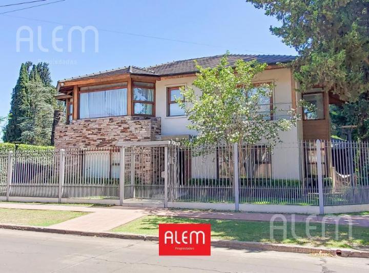 Casa · 280m² · 5 Ambientes · 2 Cocheras