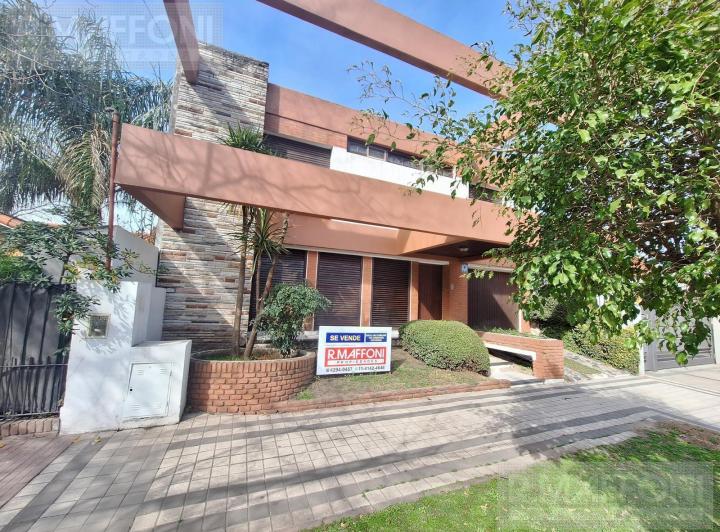 Casa · 302m² · 7 Ambientes · 2 Cocheras