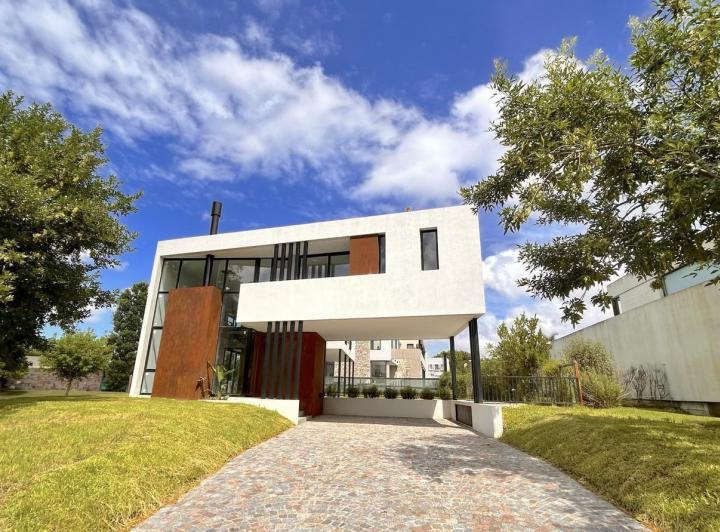 Casa · 219m² · 5 Ambientes · 2 Cocheras