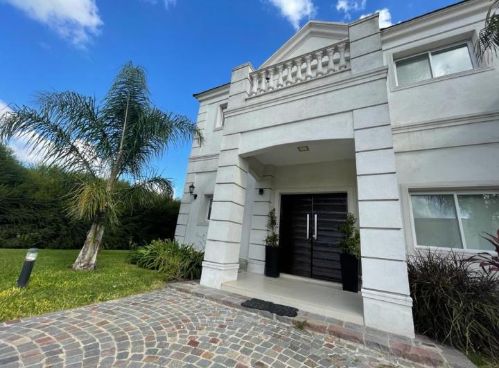 Casa · 330m² · 6 Ambientes · 2 Cocheras