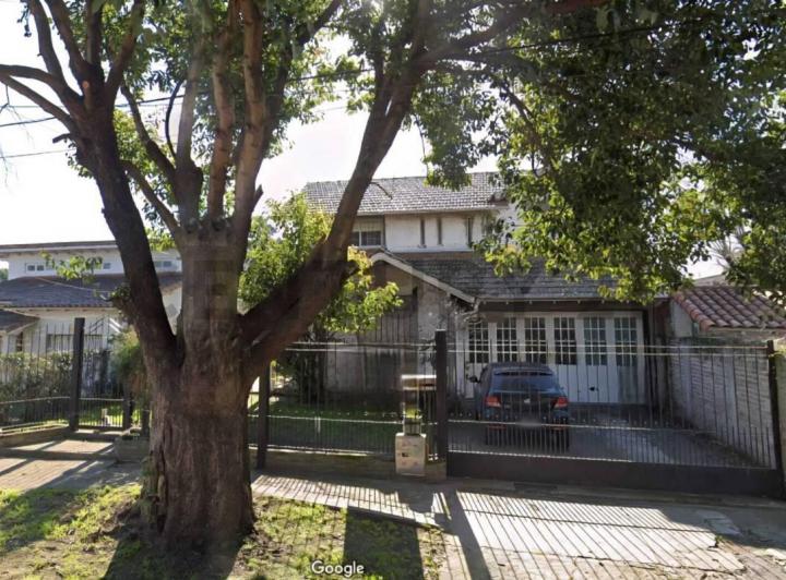 Casa · 220m² · 6 Ambientes · 4 Cocheras