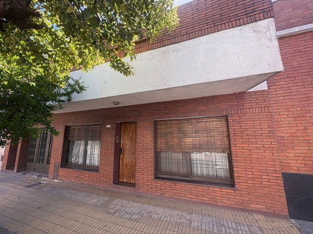 Casa · 169m² · 8 Ambientes · 1 Cochera