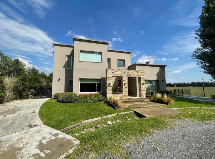 Casa · 350m² · 7 Ambientes · 3 Cocheras