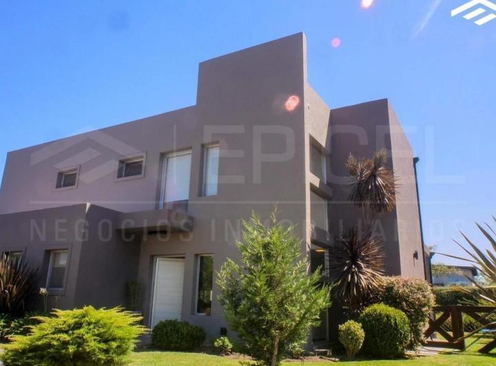 Casa · 224m² · 5 Ambientes · 1 Cochera