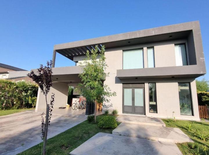 Casa · 220m² · 6 Ambientes · 2 Cocheras