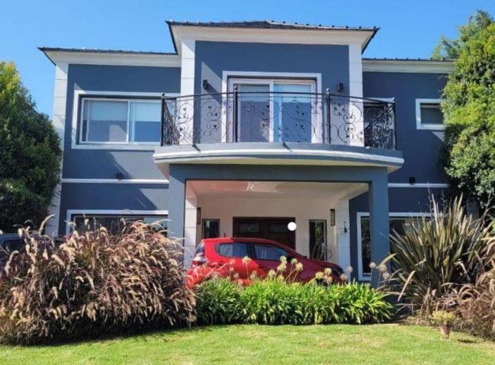Casa · 250m² · 5 Ambientes · 3 Cocheras