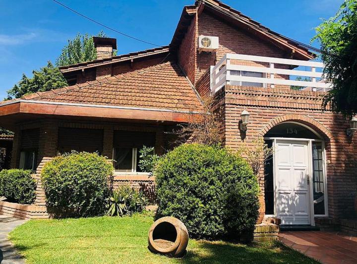 Casa · 180m² · 5 Ambientes · 2 Cocheras