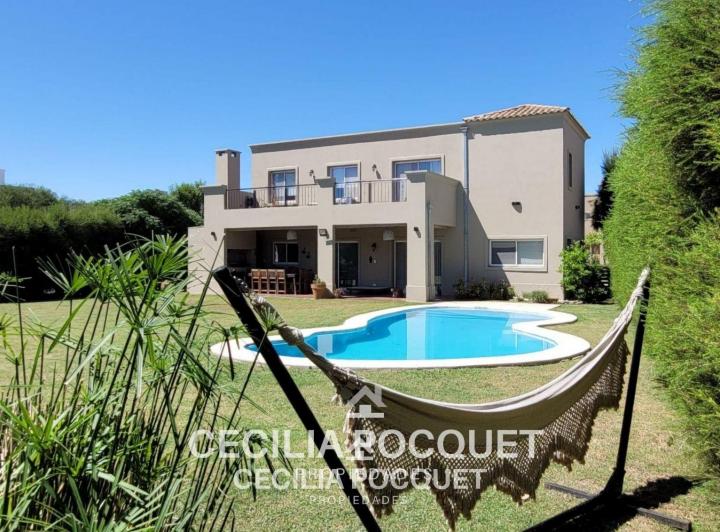 Casa · 230m² · 5 Ambientes · 2 Cocheras