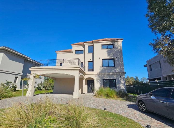 Casa · 336m² · 6 Ambientes · 2 Cocheras