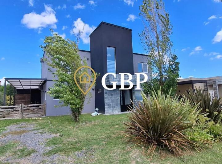 Casa · 180m² · 6 Ambientes · 3 Cocheras