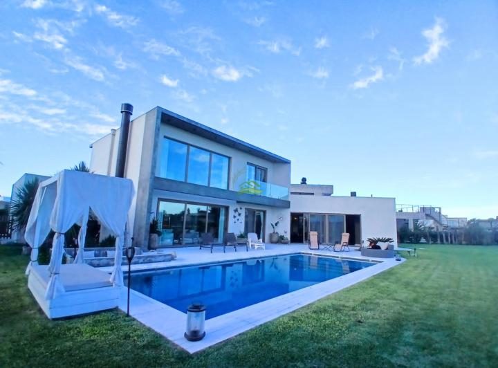 Casa · 300m² · 6 Ambientes · 2 Cocheras