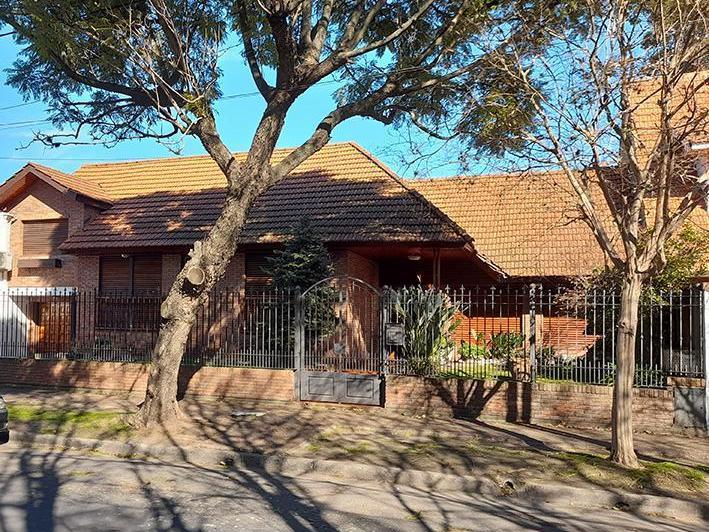 Casa · 235m² · 4 Dormitorios · 2 Cocheras