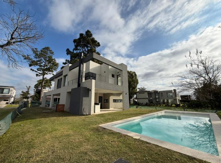 Casa · 245m² · 5 Ambientes · 2 Cocheras
