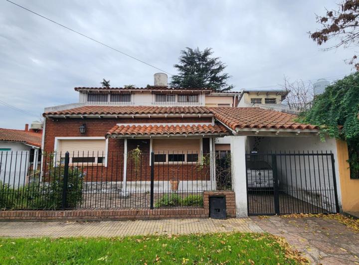 Casa · 232m² · 6 Ambientes · 1 Cochera