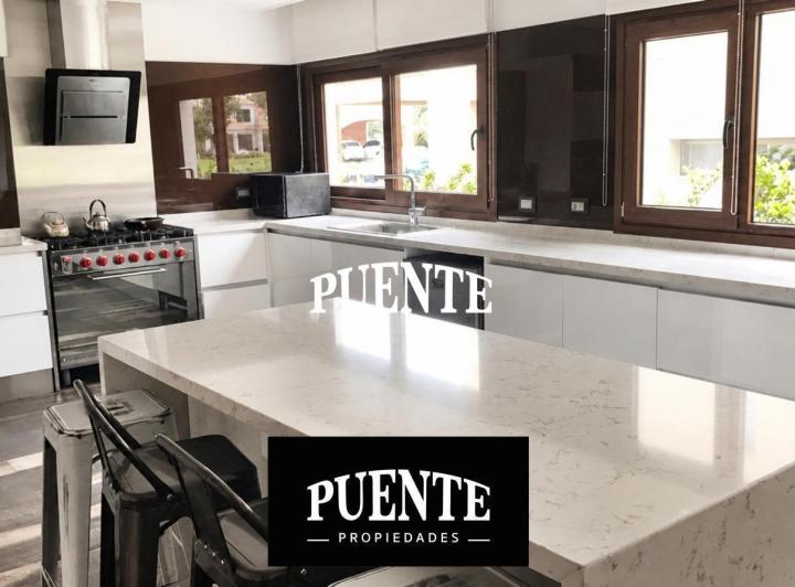 Casa · 420m² · 6 Ambientes · 1 Cochera