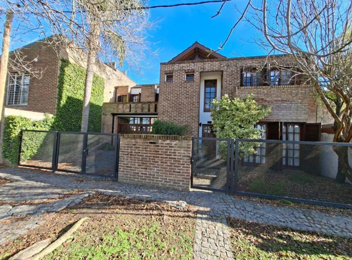 Casa · 184m² · 5 Ambientes · 1 Cochera