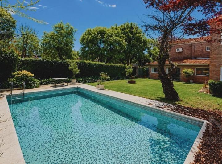 Casa · 300m² · 6 Ambientes · 2 Cocheras