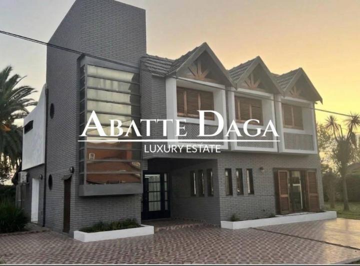 Casa · 375m² · 5 Ambientes · 1 Cochera