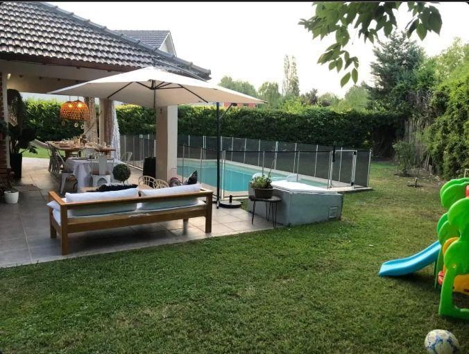 Casa · 330m² · 6 Ambientes · 1 Cochera