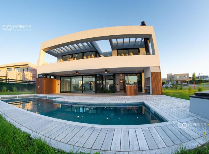 Casa · 223m² · 5 Ambientes · 3 Cocheras