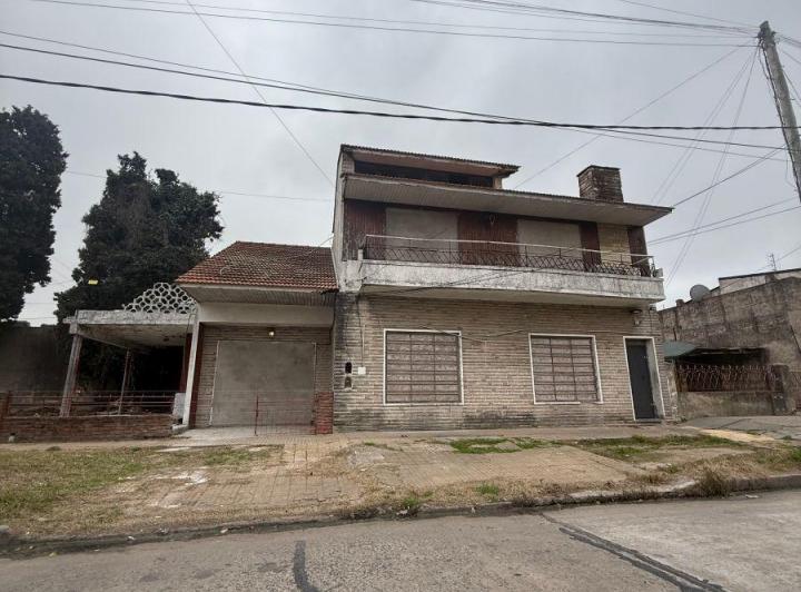 Casa · 250m² · 5 Ambientes · 2 Cocheras